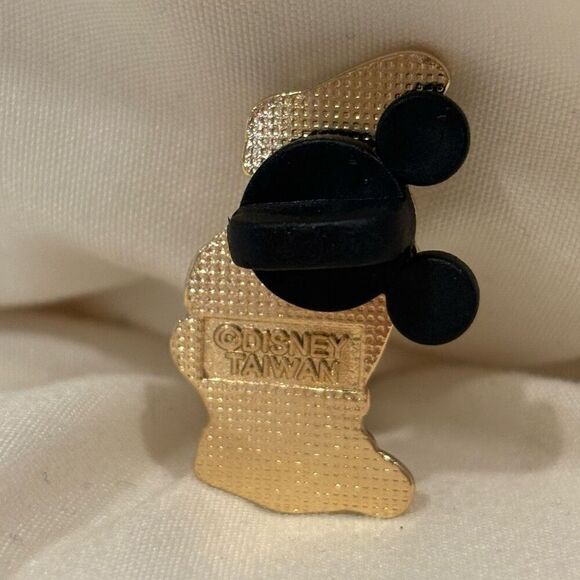 Disney Parks Dwarf Snow White Bashful Cast Member Exclusive Collectible Pin 1987 - Picture 2 of 2